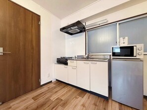 Fridge, microwave, stovetop, cookware/dishes/utensils - 1 Bedrm Apt 5mins from Hiroshima Sta 5ppl (302) (Hiroshima City)