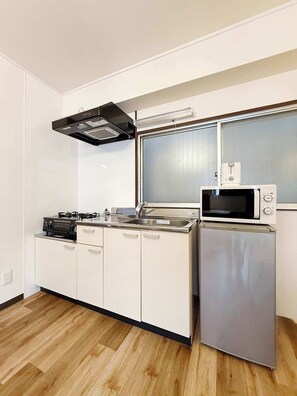 Refrigerador, microondas, parrilla de estufa y utensilios de cocina