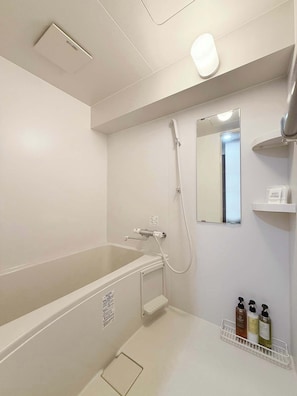 Badewanne, Haartrockner, Handtücher
