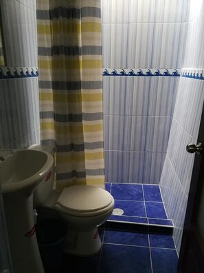 Buồng tắm vòi sen, khăn tắm, xà phòng, giấy vệ sinh 