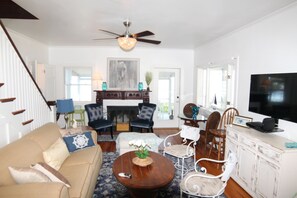 Een televisie en een open haard