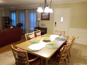 Casa, varias camas, lanai, vista al jardín | Cocina privada | Refrigerador, microondas, parrilla de estufa y lavavajillas 