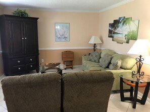 Apartment, Mehrere Betten, eigener Pool, Gartenblick | Wohnzimmer | Fernseher