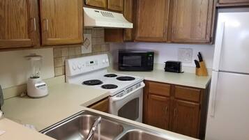 公寓客房, 多張床, 熱水浴缸, 海景 | 私人廚房 | 電冰箱、微波爐、爐台、洗碗機