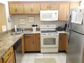 Condo, Multiple Beds, Hot Tub, Ocean View | Private kitchen