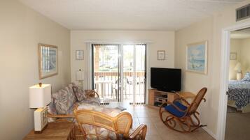 公寓客房, 多張床, 私人泳池, 花園景觀 | 客廳 | 電視