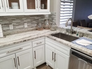 Condo, varias camas, hidromasaje, vista al océano | Cocina privada | Refrigerador, microondas, parrilla de estufa y lavavajillas 