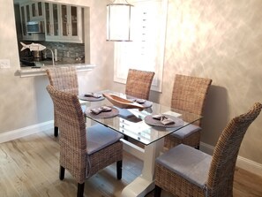 Condo, varias camas, hidromasaje, vista al océano | Cocina privada | Refrigerador, microondas, parrilla de estufa y lavavajillas 