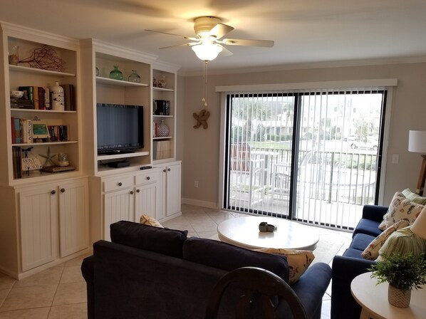 콘도, 침대(여러 개), 발코니, 부분 바다 전망 | 거실 | TV