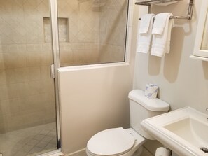 콘도, 침대(여러 개), 발코니, 부분 바다 전망 | 욕실 | 무료 세면용품, 헤어드라이어, 타월