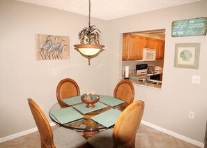 Apartment, Mehrere Betten, Terrasse, Meerblick | Speisen