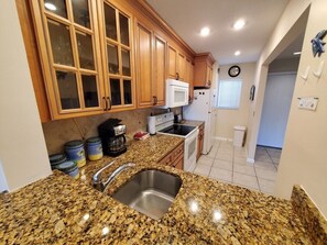 Condo, varias camas, balcón, vista al océano | Cocina privada | Refrigerador, microondas, horno y parrilla de estufa 