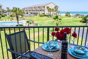 Condo, varias camas, balcón, vista al océano | Restaurante al aire libre