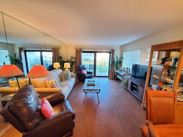 Condo, varias camas, balcón, vista al océano | Área de sala de estar | Televisión de 40 pulgadas con canales por cable 