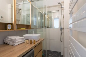 Badekar, hårtørrer, håndklæder