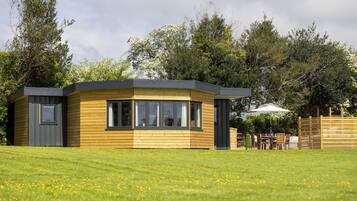 Cabin, 2 Bedrooms, Valley View | Hypo-allergenic bedding, individually decorated, individually furnished