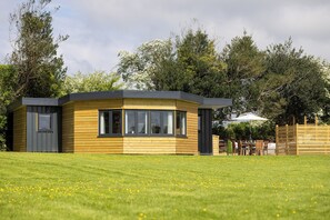 캐빈, 침실 2개, 계곡 전망 | 저자극성 침구, 각각 다른 스타일의 인테리어, 각각 다르게 가구 비치, 침대 시트