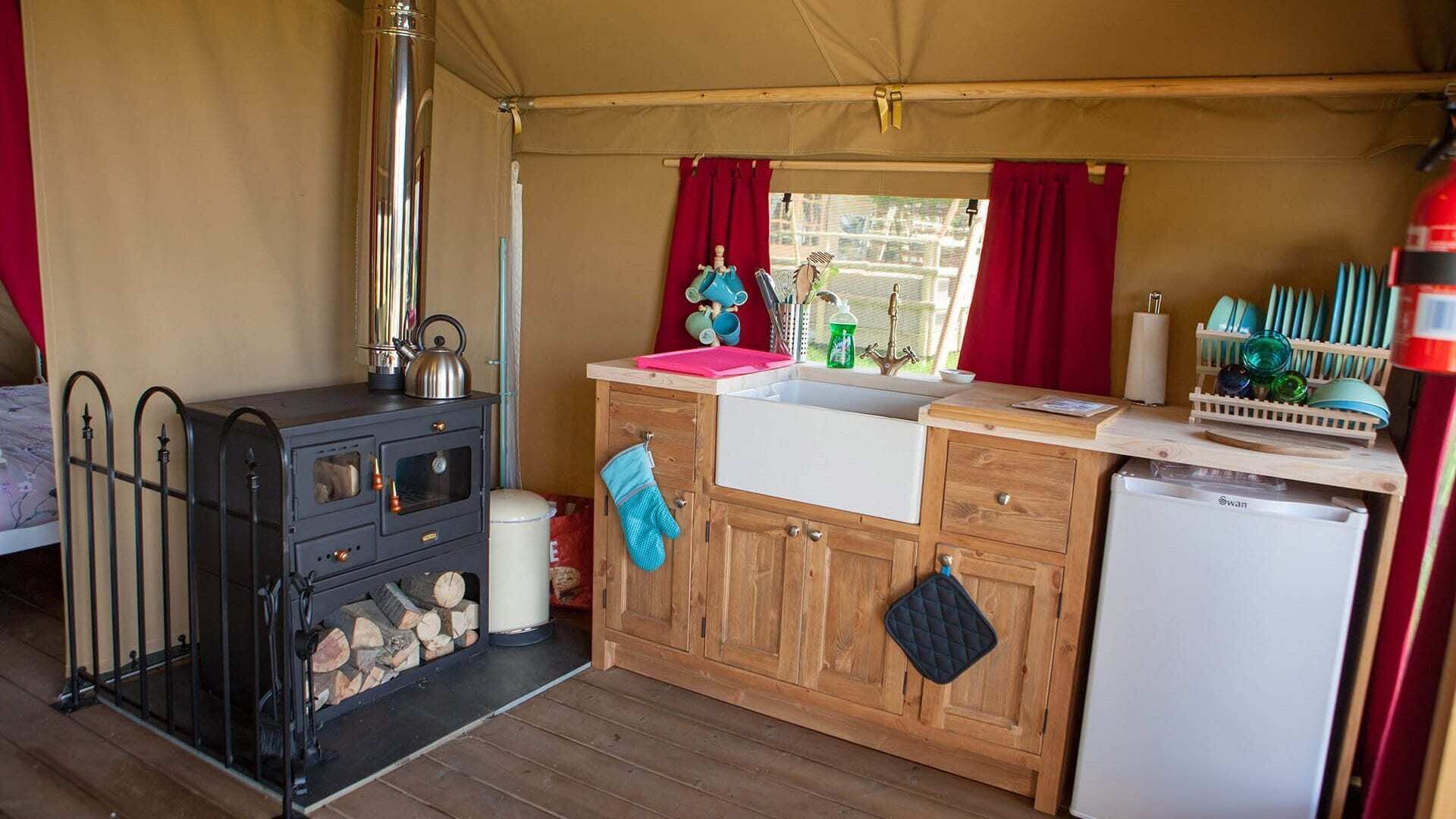 Full-sized fridge, microwave, oven, stovetop