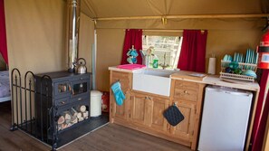 Een koelkast met diepvriezer, een microgolfoven, een oven, een kookplaat