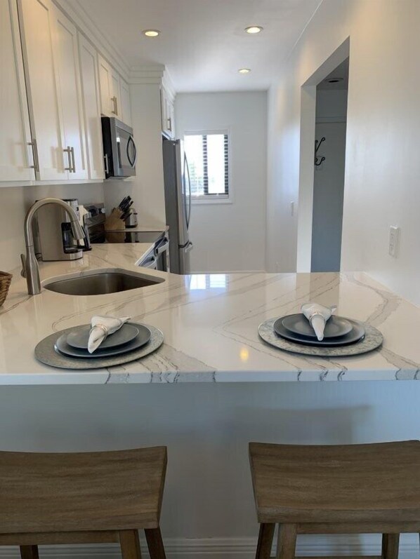 Condo, varias camas, balcón, vista al océano | Cocina privada | Refrigerador, microondas, parrilla de estufa y lavavajillas 