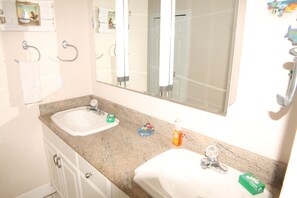 Ferienhaus, Mehrere Betten, eigener Pool, Meerblick | Badezimmer