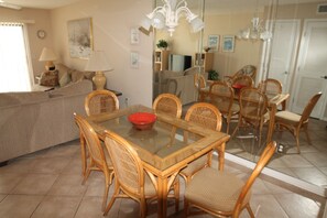 Fridge, microwave, stovetop, dishwasher - Summerhouse 363 (St. Augustine)