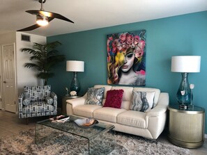 Appart'hôtel, plusieurs lits, piscine privée, vue océan | Salle de séjour | Télévision