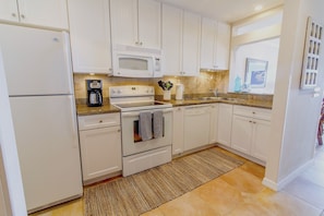 Condo, Multiple Beds, Balcony, Ocean View | Private kitchen