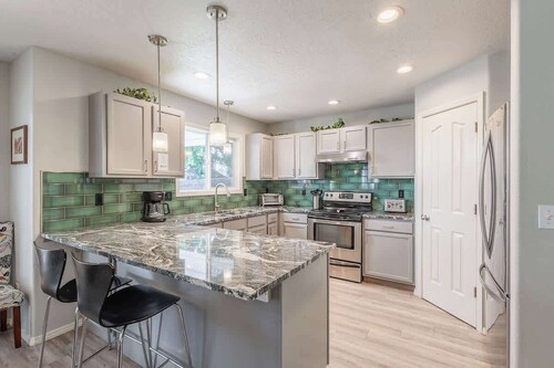 House for 15 with Firepit near The Village (Shops)