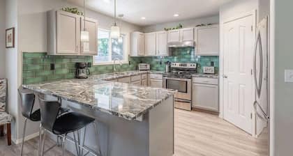 House for 15 with Firepit near The Village (Shops)