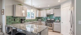 NUEVO - Casa de lujo con camas y muebles nuevos cerca de The Village (tiendas y restaurantes)