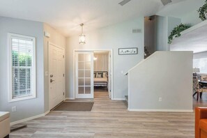 4 habitaciones, tabla de planchar con plancha, cuna de viaje y wifi 