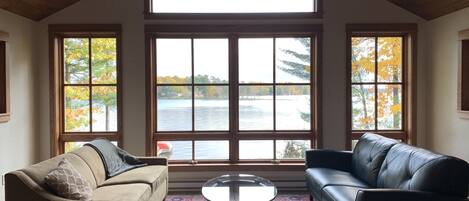 TV connectée, cheminée, jeux vidéo, baby-foot