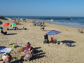 Rannalla, rantapyyhkeitä