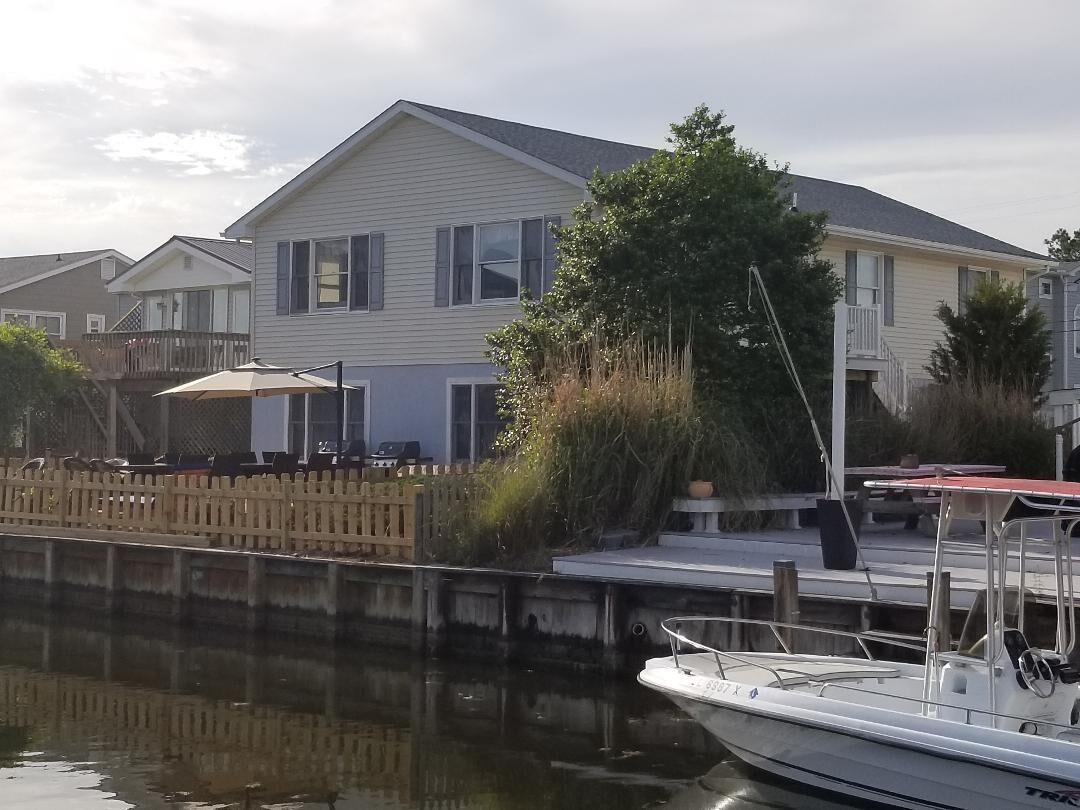 One Block to Beach, sleeps 23 with two kitchens, waterfront enclosed deck