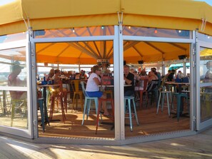 تناول الطعام بالخارج