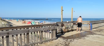 One Block to Beach Waterfront Family Reunion Group Retreat House con dos cocinas