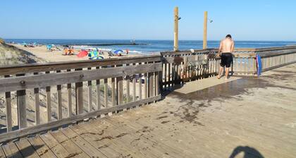 Yksi korttelin päässä rantahotellin perhejuhlaryhmän Retreat House kahdesta keittiöstä