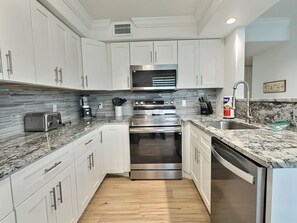 Køleskab, mikrobølgeovn, ovn, kogeplade