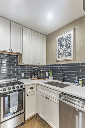 冷蔵庫、電子レンジ、オーブン、コンロ