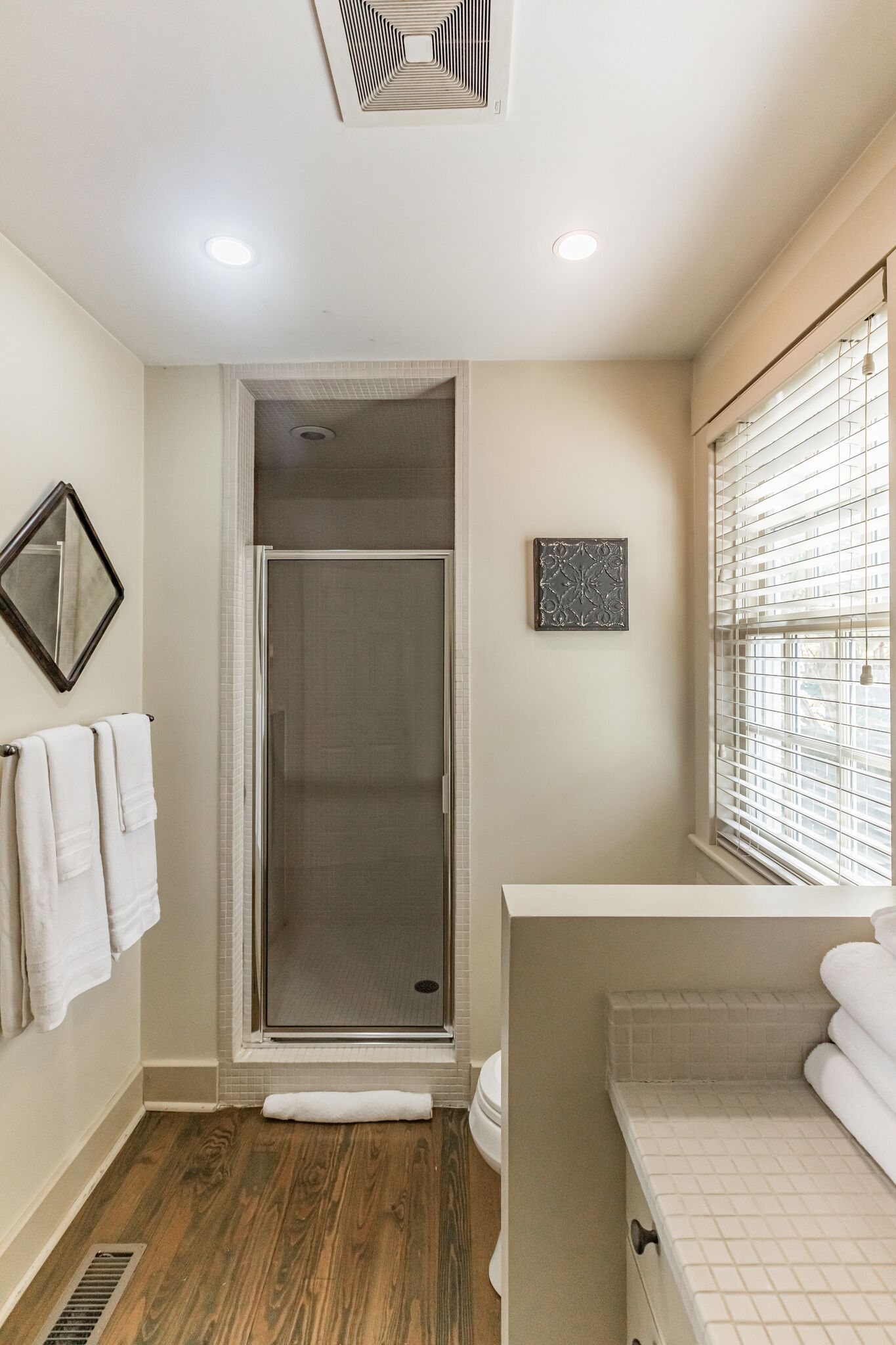 Sèche-cheveux, serviettes fournies, savon, shampoing