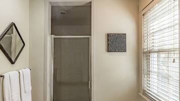 SĂšche-cheveux, serviettes fournies, savon, shampoing