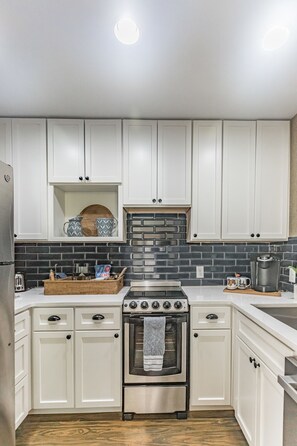 Fridge, microwave, oven, stovetop - Carriage House, 7 minutes from downtown Louisville (louisville)