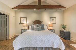 1 habitación, escritorio, tabla de planchar con plancha y cuna de viaje