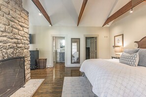 1 bedroom, desk, iron/ironing board, travel crib - Carriage House, 7 minutes from downtown Louisville (louisville)