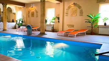 Indoor pool, sun loungers