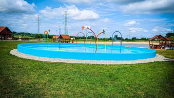 Piscine couverte, chaises longues