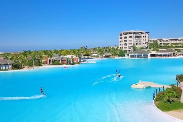 Een buitenzwembad, een sportzwembad