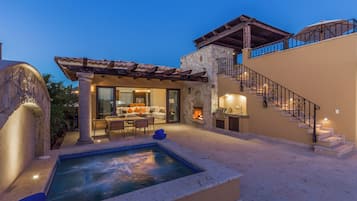 Een buitenzwembad, een sportzwembad