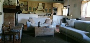 Fernseher, Kamin, Bücher, Stereoanlage